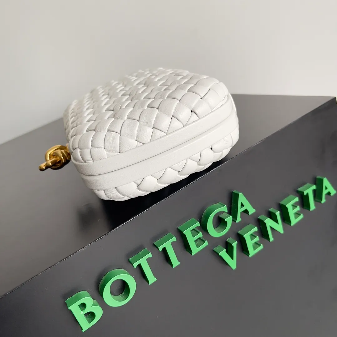 Batch 1860 BV Knot | The classic return of the evening bag. Original leather ➕ Stainless steel hardware ➕ 24k real gold plating ➕ Fully handmade. Those who know the history of our brand should have heard that the knot is a story of Bottega Veneta, and it is also one of the more important design elements. Matthieu Blazy's work this season sublimates Knot's classics, with a new knot design and a woven shoulder strap, plus Fouland Intreccio's weaving technology, adding some fashion to the retro and nostalgic feel of the past. Style number: 717622 Size: 20.5*6*12.5